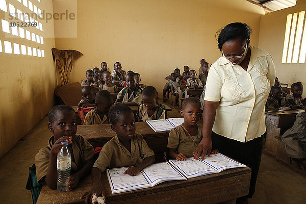 Afrikanische Grundschule (Togo). Schülerinnen und Schüler in einem Klassenzimmer.