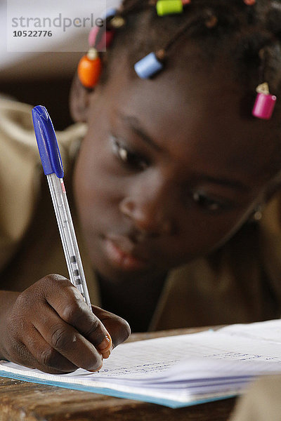 Afrikanische Grundschule (Togo). Schulmädchen.
