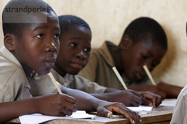 Verteilung von Schulmaterial in einer afrikanischen Grundschule (Togo).
