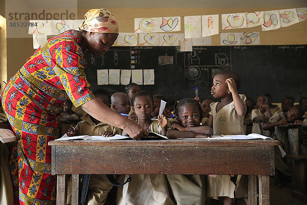 Afrikanische Grundschule (Togo). Lehrerin in ihrem Klassenzimmer.