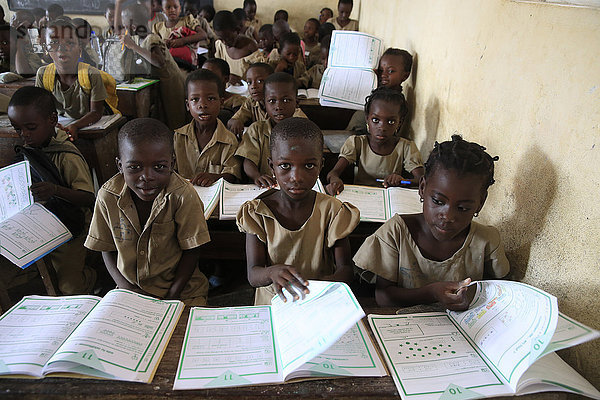 Afrikanische Grundschule (Togo). Klassenzimmer.