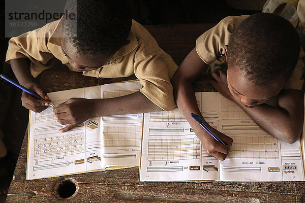 Afrikanische Grundschule (Togo). Klassenzimmer.