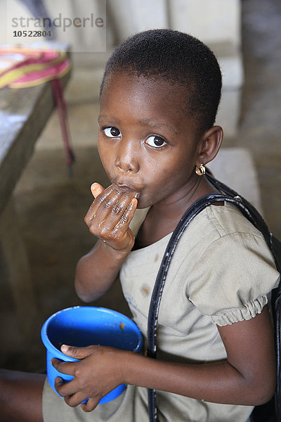 Lebensmittelverteilung in einer afrikanischen Grundschule (Togo).