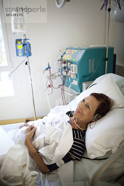 Reportage im Dialysezentrum des Krankenhauses Leman  Th?non-les-Bains  Frankreich. Die Patienten gehen dreimal pro Woche zur Dialyse  jede Sitzung dauert durchschnittlich 4 Stunden.