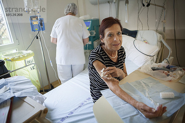 Reportage im Dialysezentrum des Krankenhauses Leman  Th?non-les-Bains  Frankreich. Die Patienten gehen dreimal pro Woche zur Dialyse  jede Sitzung dauert durchschnittlich 4 Stunden.