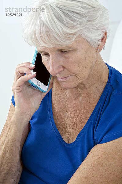 Ältere Frau am Telefon.