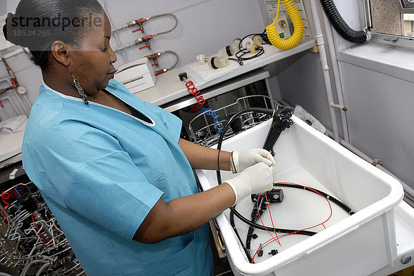Reportage in der Vinci Klinik in Paris  Frankreich. Dekontamination und Sterilisation der Endoskopieausrüstung.