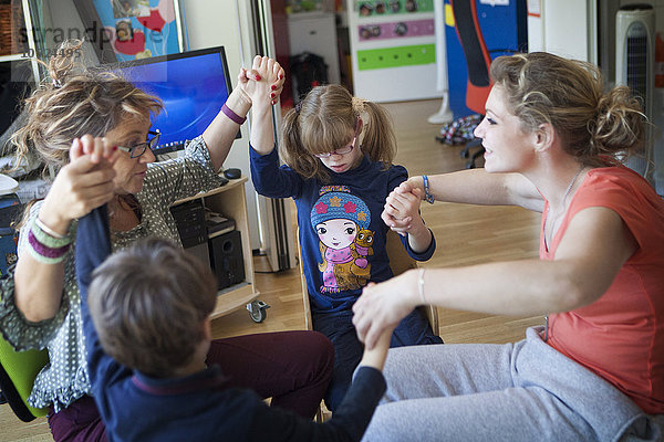Reportage über die Schule und das Heim Clair Bois-Chambesy in der Schweiz. Diese Stiftung bietet eine Struktur zur Aufnahme von Kindern im Alter von 1 bis 12 Jahren  die an einer Mehrfachbehinderung leiden. Der Unterricht findet in kleinen Gruppen statt  die Kinder werden von spezialisierten Lehrern und Erziehern betreut.