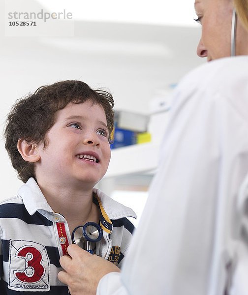 Arzt untersucht Kind