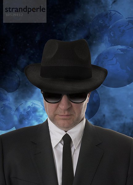 Mann mit Sonnenbrille und schwarzem Hut