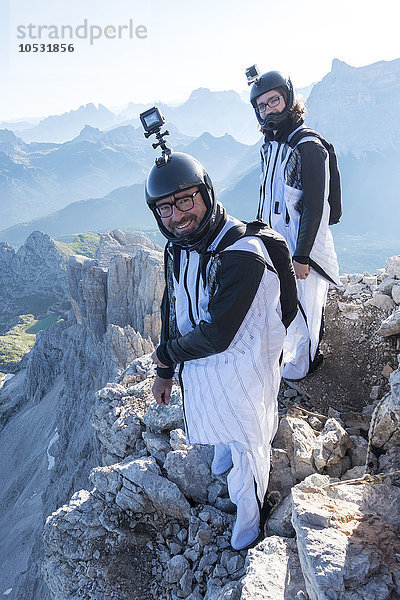 Zwei Basejumper  Alleghe  Venetien  Italien  Europa