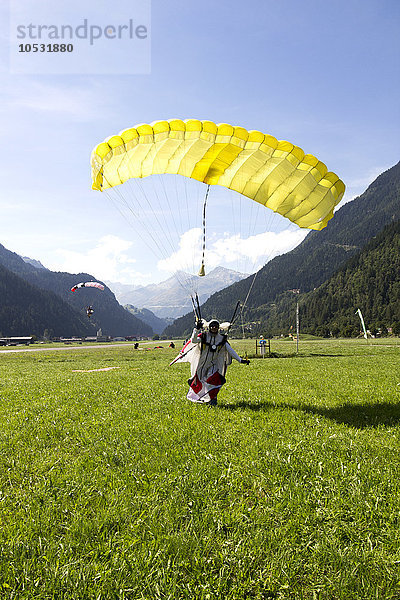 Zwei Fallschirmspringer  Ambri  Kanton Tessin  Schweiz  Europa