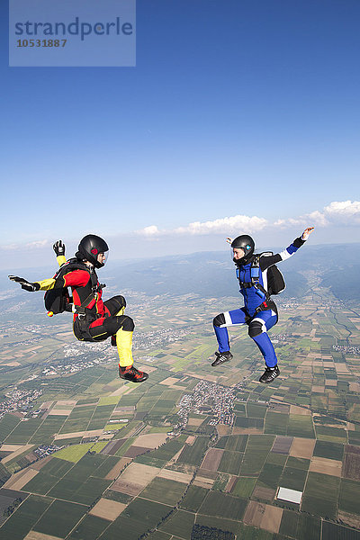 Zwei Fallschirmspringerinnen  Eschbach  Baden-Württemberg  Deutschland  Europa