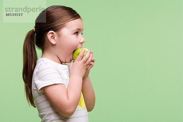 Mädchen beim Apfelessen