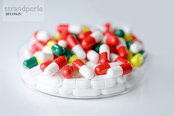 Tabletten in einer Petrischale