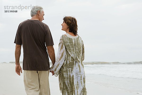 Seniorenpaar beim Spaziergang am Strand