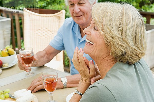 Seniorenpaar beim Essen und Trinken von Wein