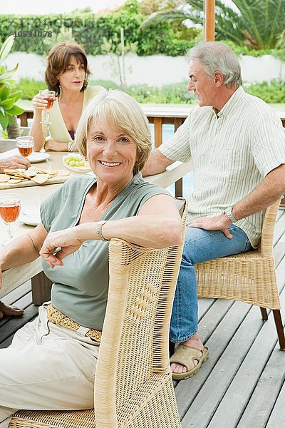 Vier ältere Erwachsene beim gemeinsamen Essen