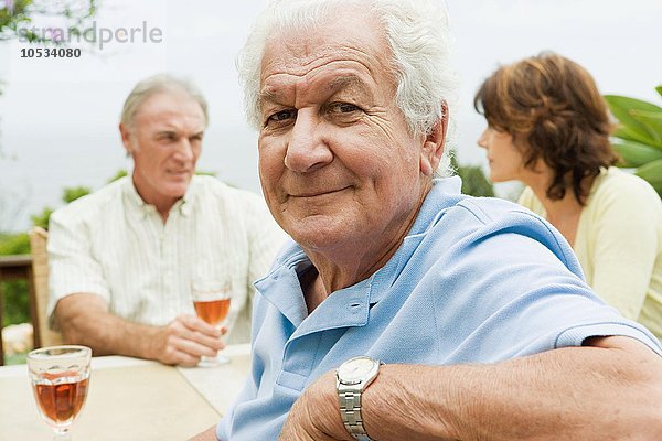 Ältere Erwachsene trinken Wein