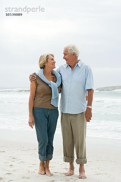 Seniorenpaar am Strand stehend
