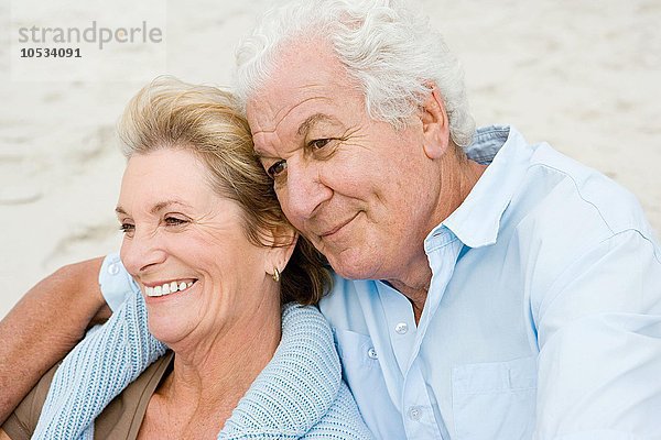 Ein älteres Paar saß am Strand.