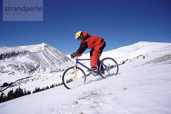 Mountainbiker auf Schnee