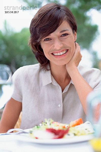 Lächelnde Frau mit Salat