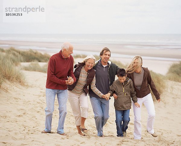 Familienspaziergang am Strand