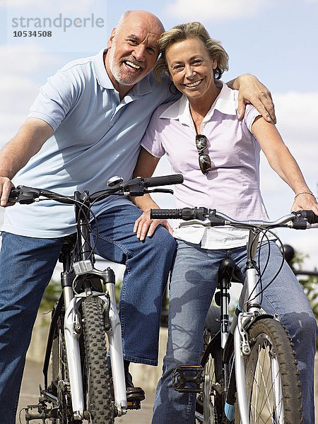 Reife Paare auf Fahrrädern