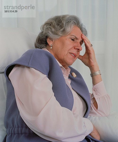 10009417  Medizin  Licht  einfach  Krankheiten  Großmutter  Kopfschmerzen  Sorgen  Hand Kopf  Senioren  Chefs  Senioren