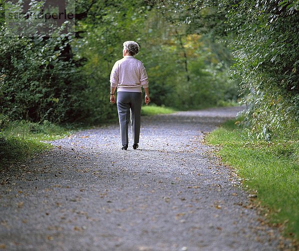 10122998  Person  Natur  Seniorin  Waldweg  Spaziergang  Frau  Wandern  Spaziergang  Senioren
