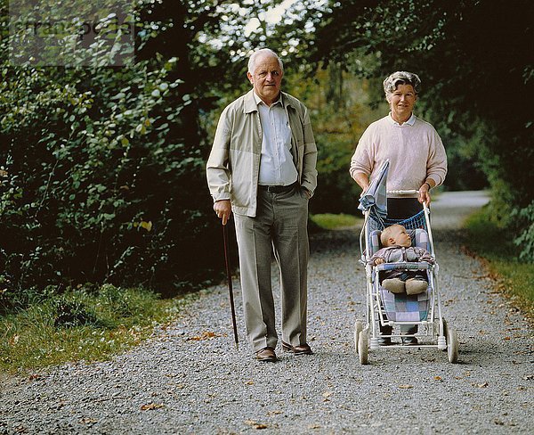 10123030  Person  Natur  Waldweg  Senioren  Paar  Paar  Kinderwagen  Enkel  Großeltern  Spaziergang  Spaziergang