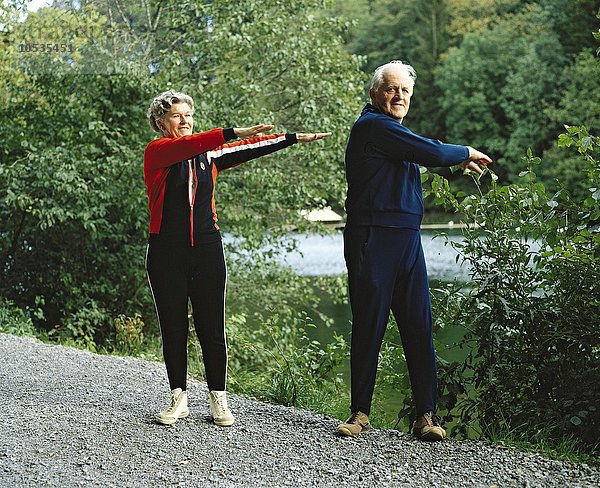 10123088  aktiv  Gymnastik  Fitness  draußen  Übungen  Jogging  Sport  Jogging  Senioren  Paar  Paar  Trainingsanzug