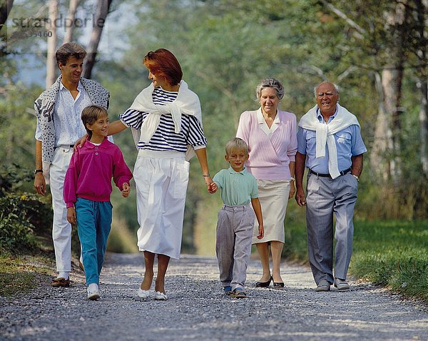 10156641  Spaziergang  Großeltern  Eltern  Kinder  Waldweg  Wald  Generationen  Familie  Erwachsene  Spaziergang