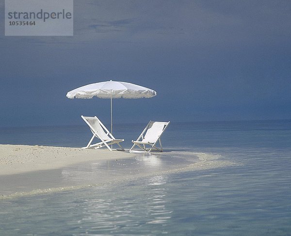 10167530  Strandurlaub  weiß  Liegestühle  weiß  Sonnenschirm  Meer  Malediven  Indischer Ozean  Symbol  Ferien  Urlaub