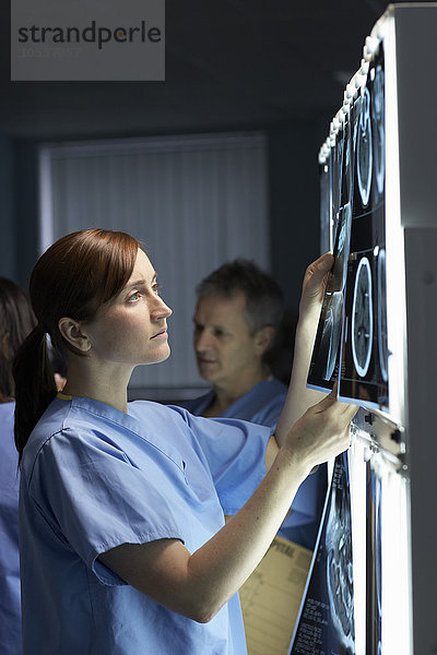 Arzt beim Betrachten von Röntgenbildern