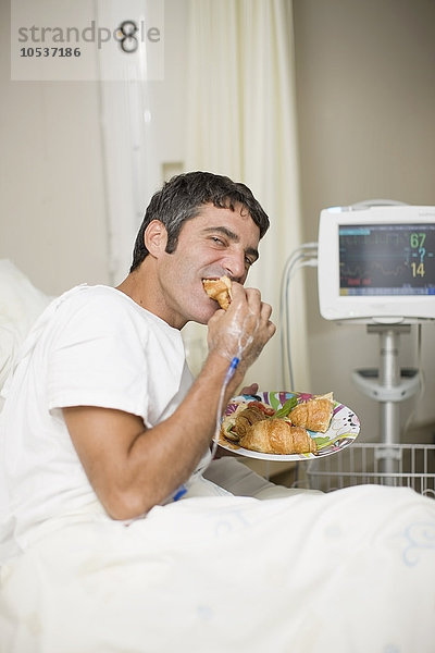 Krankenhauspatientin beim Essen im Bett