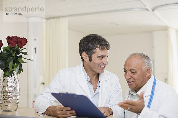 Ärzte sprechen im Krankenhaus