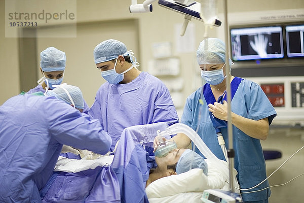 Arzt und Krankenschwestern bei der Operation