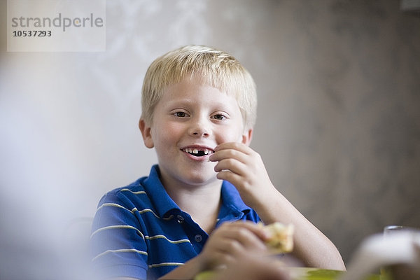 Junge beim Essen am Esstisch