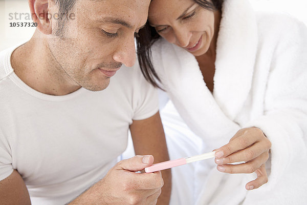 Paar Lesung Schwangerschaftstest zusammen