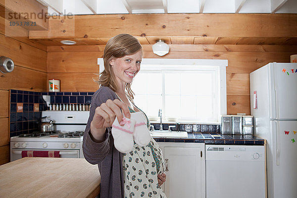 Schwangere Frau mit Babysocken