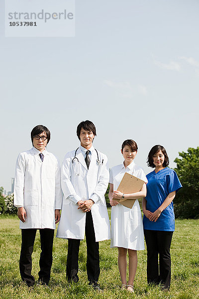 Ärzte und Krankenschwestern im Außendienst
