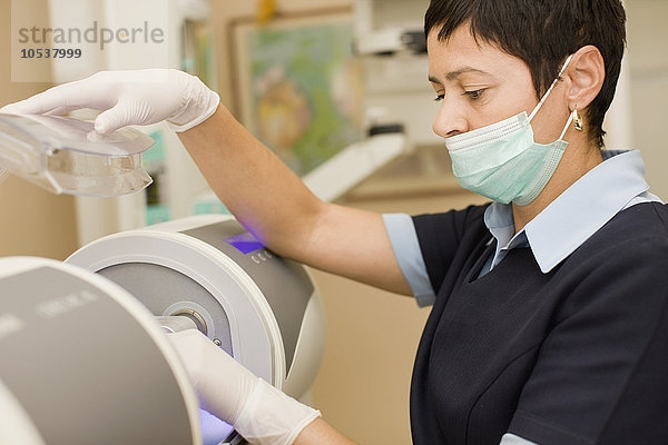 Krankenschwester in der Gesichtsmaskenvorbereitung