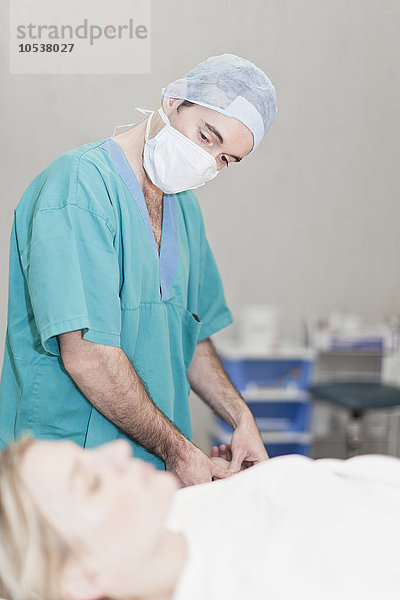 Arzt  der den Patienten auf die Operation vorbereitet