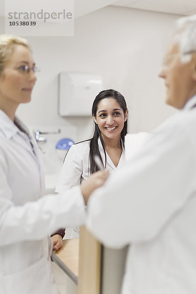 Ärzte sprechen im Krankenhaus