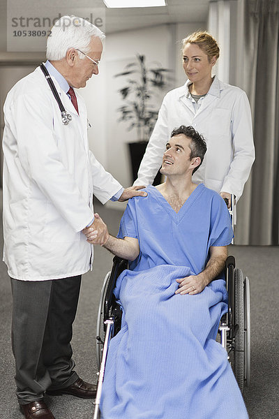 Arzt schüttelt Patientenhand