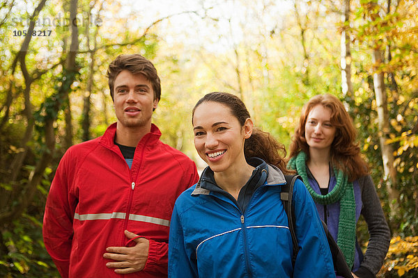 Junge Freunde  die in den Wald gehen