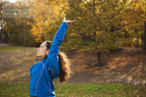 Junge Frau beim Stretching im Park