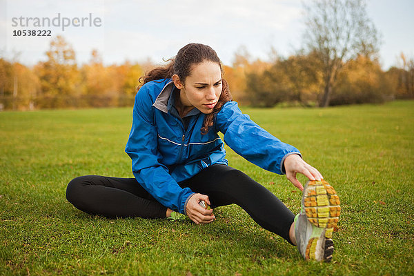 Junge Frau beim Stretching im Park